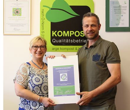 Karoliny Dubravska (Quality Assistant of ARGE, l.) and Robert Tulnik (Quality Manager of ARGE, r.) are presenting its ECN-QAS certificate awarded on 28 April 2015